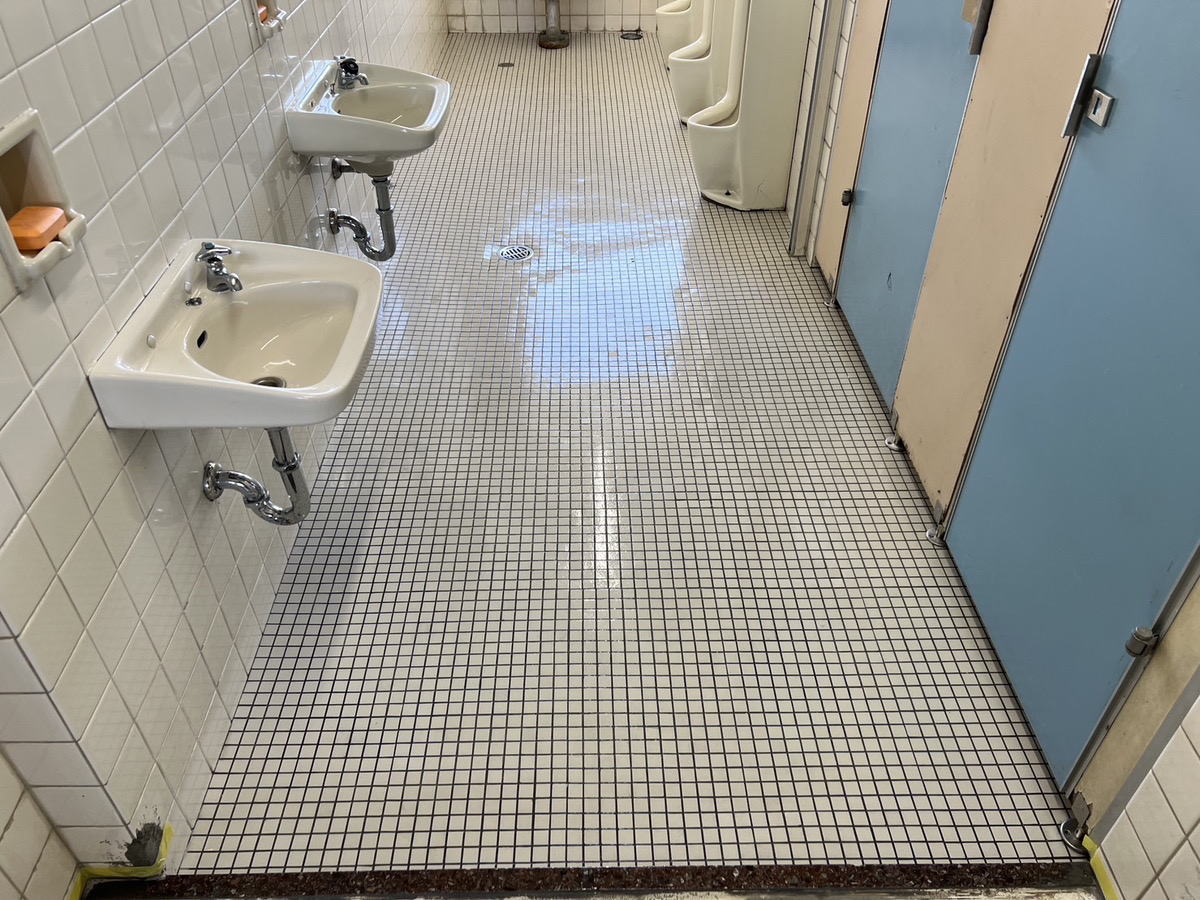 施工後のトイレタイル床