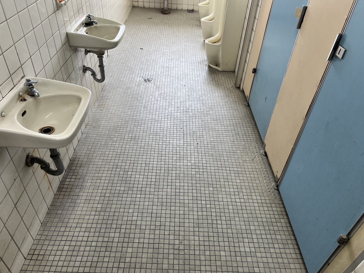 施工前のトイレタイル床