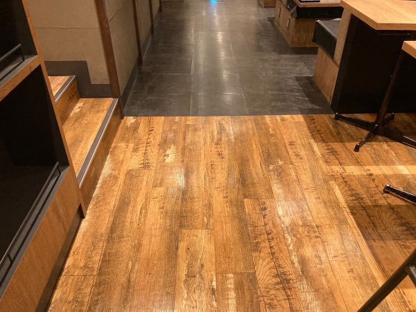 施工後の木目調ビニル床タイル