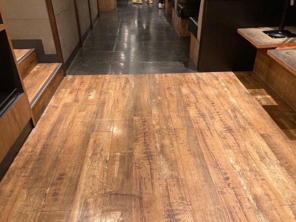 施工前の木目調ビニル床タイル