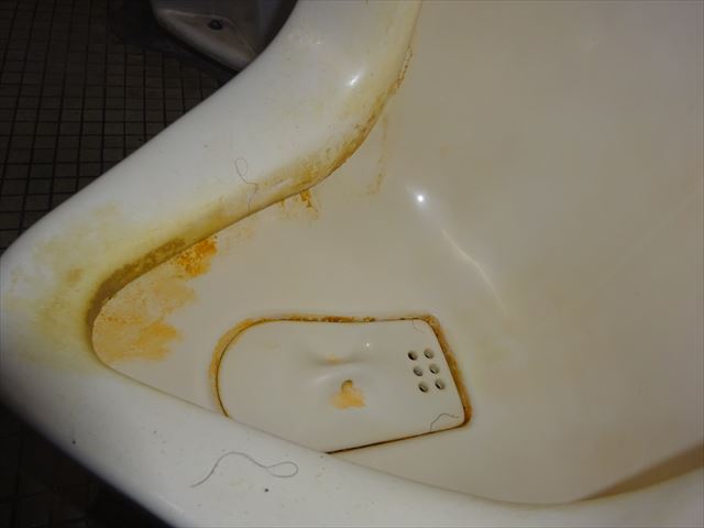 施工前の小便器
